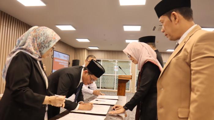 PELANTIKAN - Rektor Universitas Jambi (Unja), Helmi melantik sejumlah pejabat di Unja untuk periode 2026-2030.