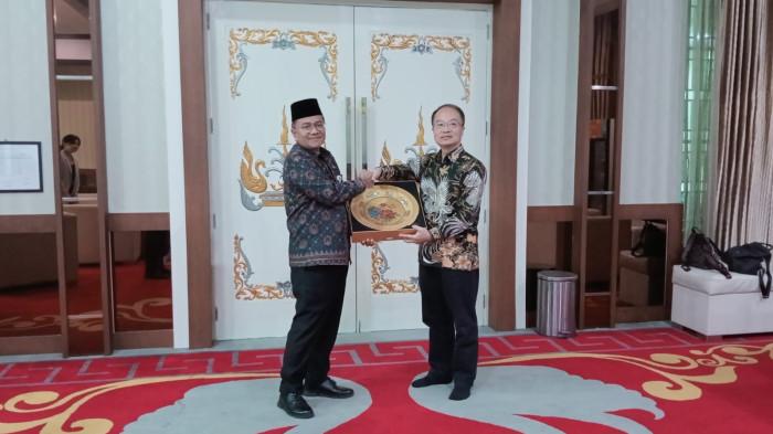 Wali Kota Jambi Maulana menerima kunjungan kehormatan Konsul Jenderal Tiongkok, Mr. Kuang, di Rumah Dinas Wali Kota Jambi, Kamis (25/6/2026).