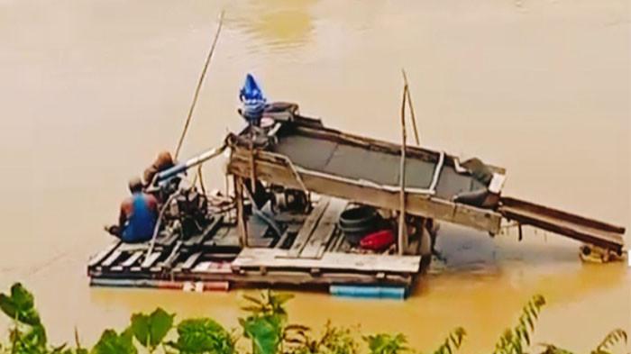 Aktivitas penambangan emas ilegal di Desa Teluk Langkap, Kabupaten Tebo.