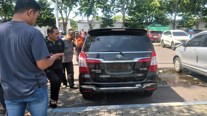 SAKSI BISU - Kendaraan operasional Sekretaris Dinas Perumahan Rakyat dan Kawasan Permukiman (PRKP) Pemerintah Kabupaten Bangkalan, Madura, Jawa Timur, Ruly Yunis Setiawati dengan nopol M 1090 GP menjadi perhatian publik dan beredar luas di media sosial setelah mengeluarkan bau tidak sedap di area parkir terminal Bandara Juanda pada Rabu (24/6/2026) pukul 1.30 WIB. Petugas bandara menemukan jenazah Ruli Yunis dalam mobil dinas tersebut.