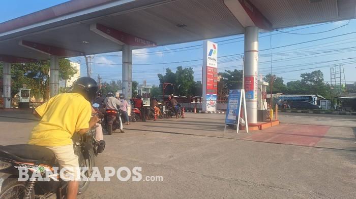 Situasi antrean dan layar penunjuk harga yang ada di SPBU 24.331.73, Kelurahan Berok, Kecamatan Koba, pada Rabu (10/6/2026) sore.