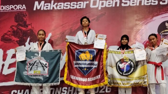 Atlet Manakarra Taekwondo Akademy menerima medali di atas podium Manakassar Open Series 3