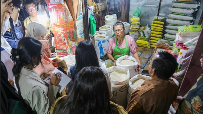SIDAK PASAR - Kunjungan lapangan Pemko Siantar ke Pasar Horas untuk melihat mutu dan harga sembako jelang Ramadhan 2026, Selasa (10/2/2026).