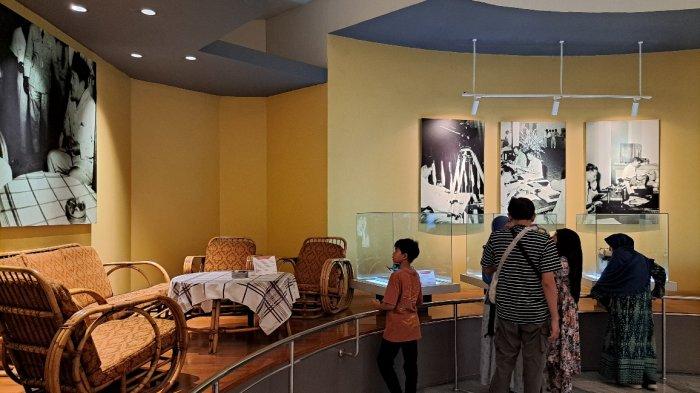 Sejumlah pengunjung di dalam Museum Konferensi Asia Afrika, Kota Bandung, Kamis (18/4/2024).