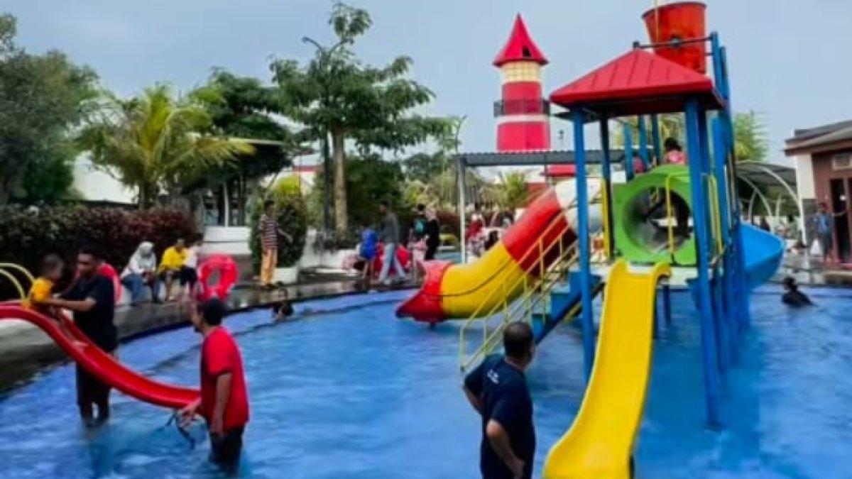 OBYEK WISATA KLATEN: Suasana kolam renang anak di The Honduras Klaten. Kolam dilengkapi dengan perosotan warna-warni dan ember tumpah, yang menambah keseruan bermain air.