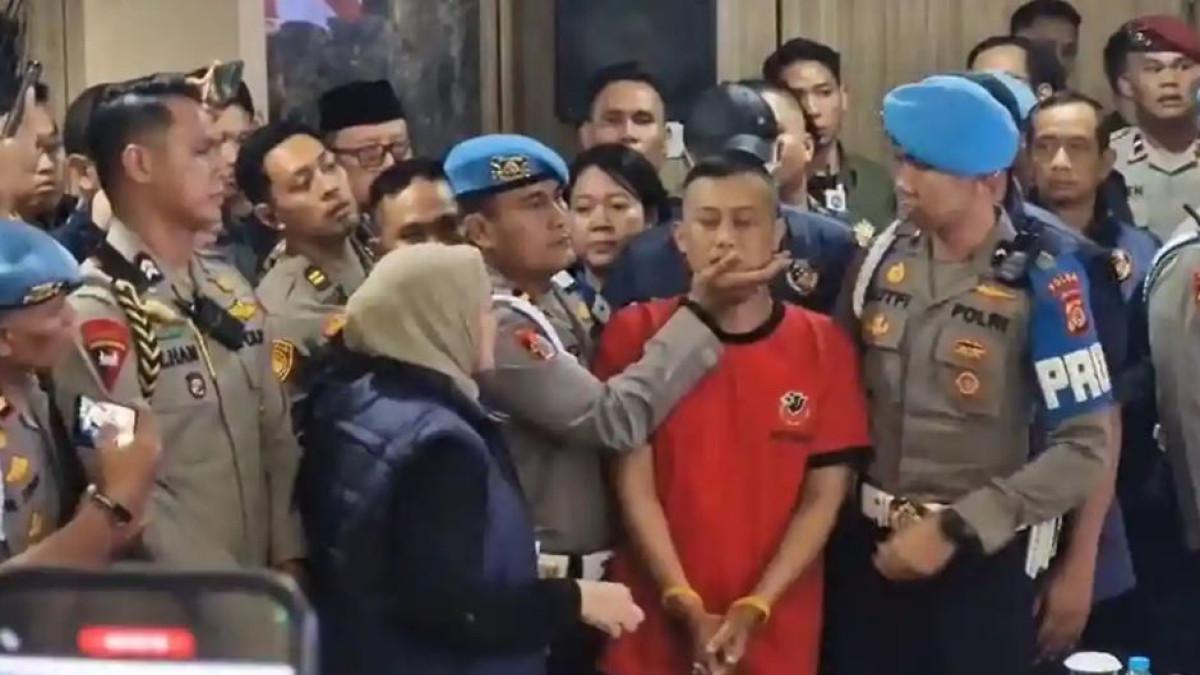 WAJAH DITAHAN - Taufik Hidayat (baju oranye), pelaku penyekapan dan penganiayaan, saat dihadirkan dalam konferensi pers yang digelar di Polda Jawa Barat, Jumat (26/6/2026).