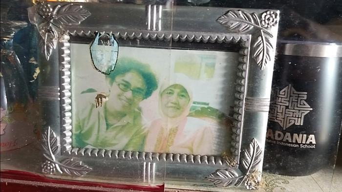 FOTO KENANGAN - Foto kenangan almarhumah Muslimah Hafsari binti A. Kadir atau Bu Mus semasa hidup yang terpajang di kediamannya di Desa Gantung, Kecamatan Gantung, Belitung Timur, Sabtu (27/6/2026). Sosok guru yang menginspirasi lahirnya kisah Laskar Pelangi tersebut dinyatakan berpulang dalam usia 74 tahun di RSUD Muhammad Zein setelah sempat mendapatkan perawatan intensif selama tiga minggu akibat sakit tumor yang dideritanya.