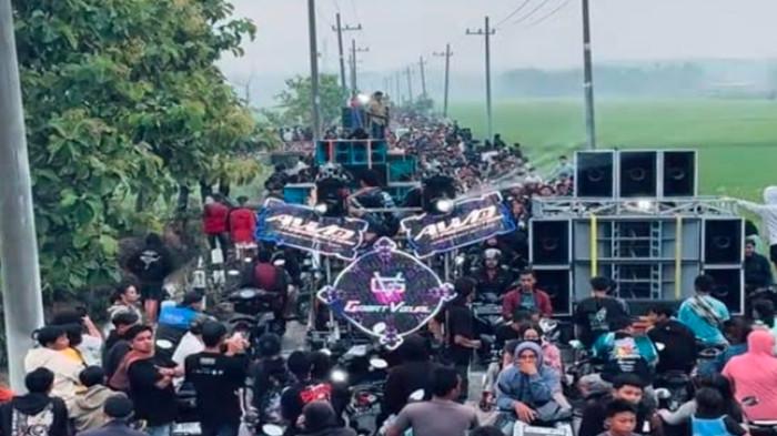 SAUR ON THE ROAD - Tangkapan layar jalan yang dipenuhi warga dan penampilan sound horeg dalam kegiatan sahur on the road (SOTR) di jalan penghubung Desa Jatibanjar, Kecamatan Ploso, dengan Desa Sumbergondang, Kecamatan Kabuh, pada Minggu (22/2/2026). Pemdes tegaskan agenda tersebut bukan agenda desa.