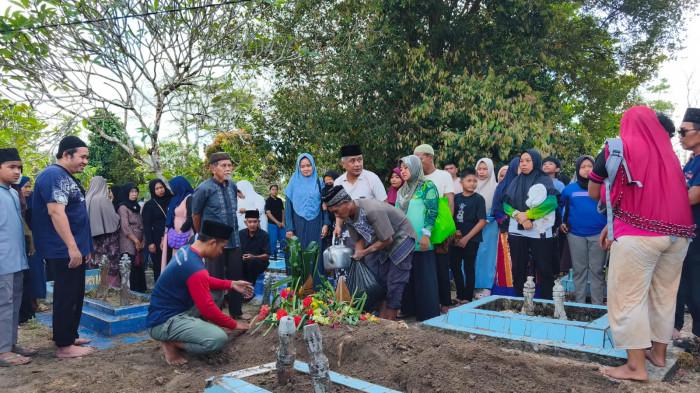 PEMAKAMAN BU MUS - Pemakaman tokoh pendidikan legendaris Belitung Timur, Muslimah Hafsari binti A. Kadir atau Bu Mus di TPU Cempaka, Desa Gantung, Belitung Timur, Sabtu (27/6/2026). Ratusan pelayat yang terdiri dari pihak keluarga, warga sekitar, hingga jajaran pejabat tinggi Pemkab Beltim turut mengantarkan jenazah sang inspirasi novel dan film Laskar Pelangi tersebut ke peristirahatan terakhirnya.