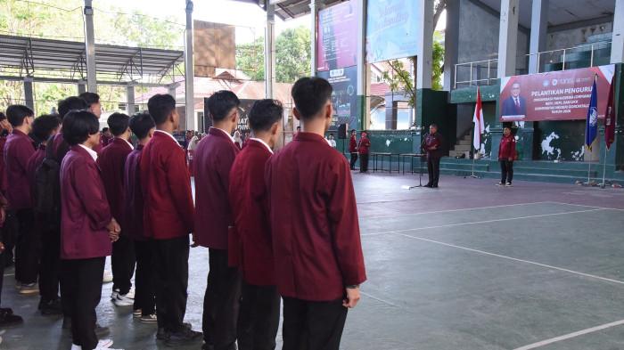 PELANTIKAN PENGURUS ORMAWA - Rektor UNG Eduart Wolok