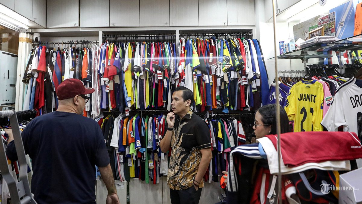PENJUALAN JERSEY - Calon pembeli memilih berbagai jersey tim nasional di Jakarta Football Shop, Jakarta, Selasa (16/6/2026). Perhelatan Piala Dunia 2026 mendorong peningkatan penjualan jersey tim nasional yang dijual dengan harga dari Rp500 ribu hingga lebih dari Rp1 juta per jersey. TRIBUNNEWS/IRWAN RISMAWAN
