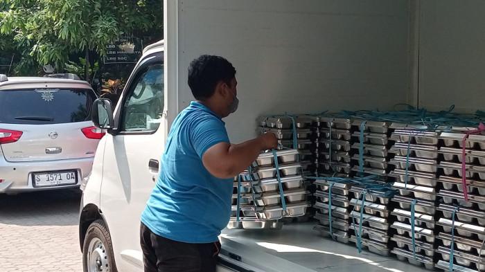 SPPG JOMBANG - Petugas dari Satuan Pelayanan Pemenuhan Gizi (SPPG) Kepatihan, Kecamatan Jombang, Kabupaten Jombang saat mengantarkan menu Makan Bergizi Gratis (MBG) ke sekolah Selasa (2/9/2025) lalu. Berhenti beroperasi karena dana belum cair.