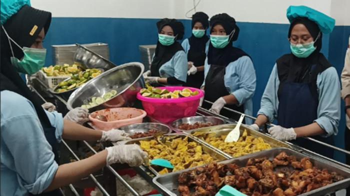 DAPUR MBG — Sejumlah petugas Satuan Pelayanan Pemenuhan Gizi (SPPG) di Surabaya sedang menyiapkan Makanan Bergizi Gratis (MBG) untuk siswa sekolah beberapa waktu lalu. Gabungan Pengusaha Makan Bergizi Indonesia (GAPEMBI) Jawa Timur menilai perlu ada solusi yang mampu mengakomodasi kepentingan pemerintah sekaligus menjaga keberlangsungan usaha para pengelola SPPG selama kebijakan penghentian sementara operasional Program MBG saat libur sekolah.