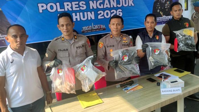 BARANG BUKTI - Wakapolres Nganjuk, Kompol Didid Wahyu Agustyawan (tengah) menunjukkan barang bukti kasus pengeroyokan brutal oleh sekelompok pemuda, di Mapolres Nganjuk, Jawa Timur, Kamis (25/6/2026). Pengeroyokan itu terjadi di Desa Sukorejo, Kecamatan Loceret, Nganjuk pada Rabu (24/6/2026) dan mengakibatkan satu korban meninggal dunia serta 3 korban luka-luka.