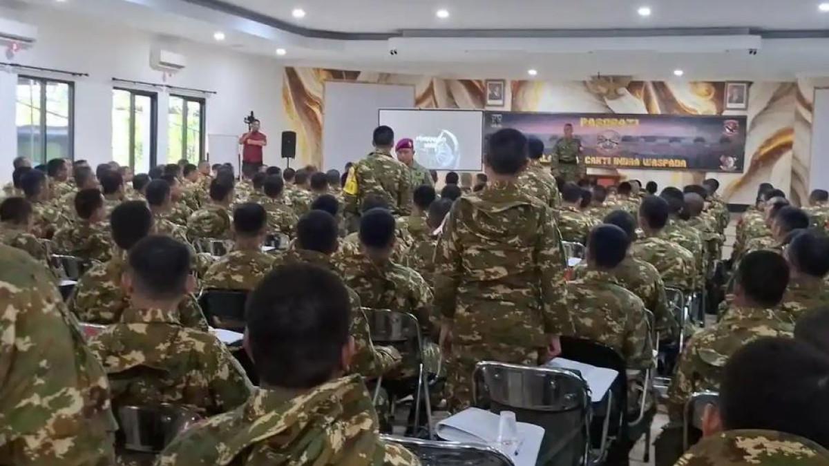 LATSARMIL KDKMP - Peserta program SPPI calon manajer KDKMP saat menjalani Latihan Dasar Militer (Latsarmil) di Brigif 1 Marinir Cilandak Jakarta Selatan pada Kamis (25/6/2026).