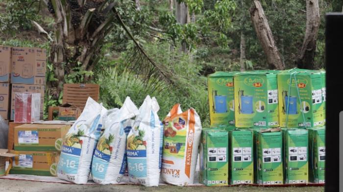 Wakil Bupati Pakpak Bharat, H. Mutsyuhito Solin, Dr, M.Pd, menyerahkan bantuan sosial dari Kementerian Sosial RI yang ditujukan bagi penyandang disabilitas, korban penyalahgunaan narkoba, serta keluarga kurang mampu dan fakir miskin di Kabupaten Pakpak Bharat, Sumatera Utara, Jumat (26/6/2026).