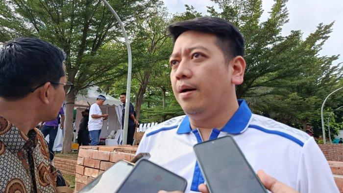 PEMAIN BARU - Deputy CEO PT Persib Bandung Bermartabat, Adhitia Putra Herawan saat diwawancarai usai mengikuti Upacara Hari Jadi ke-598 Kota Cirebon di Alun-alun Kejaksan, Sabtu (28/6/2025).