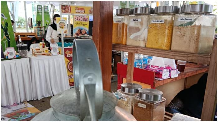 Pawon OSH menjual berbagai macam jamu kekinian.