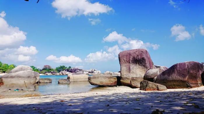 Bebatuan granit di pantai Pulau Belitung.