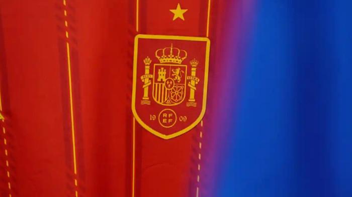 Jersey Timnas Spanyol di Piala Dunia 2026 yang dipajang di Solo Soccer, Manahan, Surakarta, Jawa Tengah, Minggu, 31 Mei 2026.