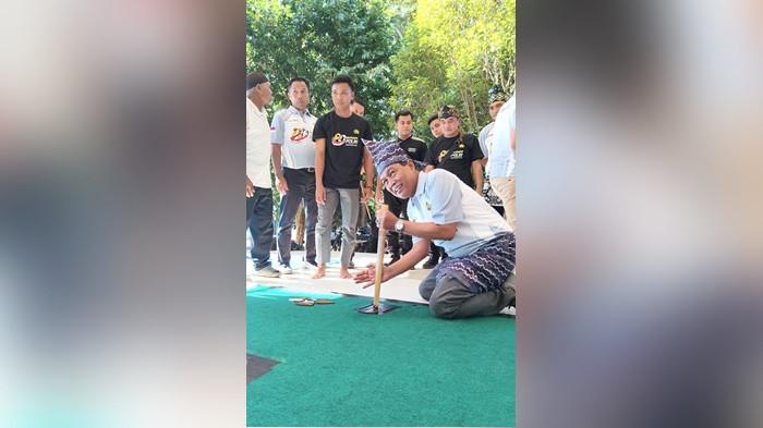 Bupati Syafrudin Noor mencoba permainan tradisional saat acara pembukaan lomba.