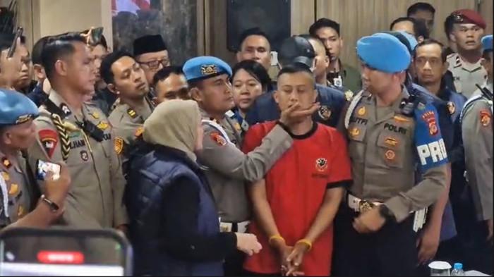 WAJAH DITAHAN - Taufik Hidayat (baju oranye), pelaku penyekapan dan penganiayaan, saat dihadirkan dalam konferensi pers yang digelar di Polda Jawa Barat, Jumat (26/6/2026).