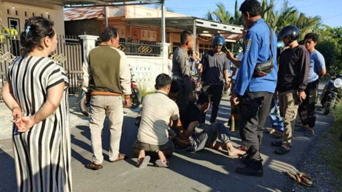Terduga pelaku pembacokan di Kelurahan Tungkal II, Kecamatan Tungkal Ilir, Tanjung Jabung Barat ditangkap warga pada  Sabtu (27/6/2026) pagi sekira pukul 08.00 WIB.