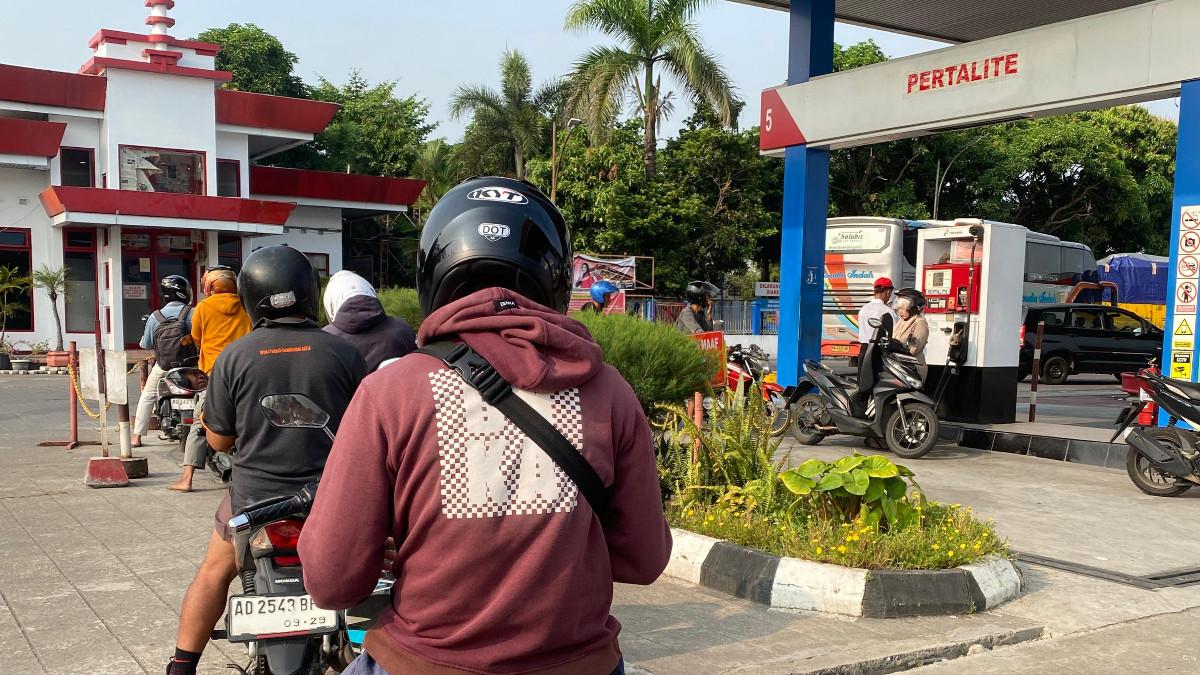 UPDATE HARGA BBM - Potret Antrean kendaraan di SPBU Sroyo, Jaten, Karanganyar, terlihat mengular sejak pagi Kamis (25/6).