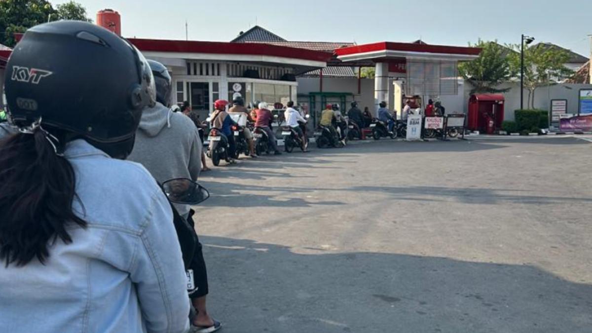 Pantuan TribunStyle.com pada Jumat, 26 Juni 2026 jam 08.00 WIB di SPBU Banyuagung Kadipiro Banjarsari Surakarta, antrean kendaraan roda dua terlihat mengular.