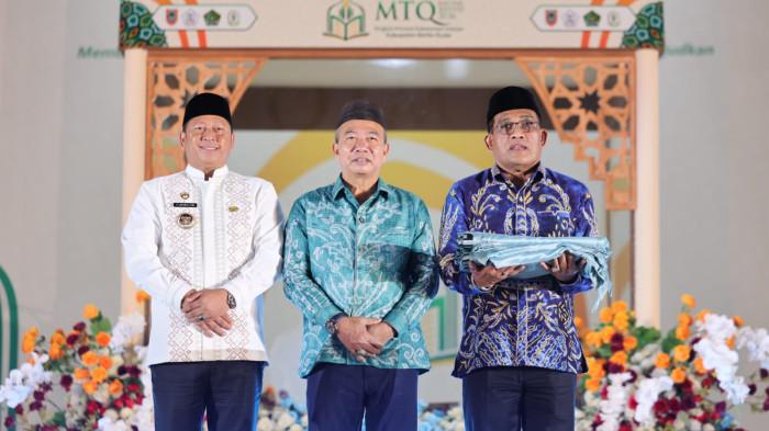 PENYERAHAN estavet tuan rumah MTQ Nasional XXXVIII Tingkat Provinsi Kalimantan Selatan 02