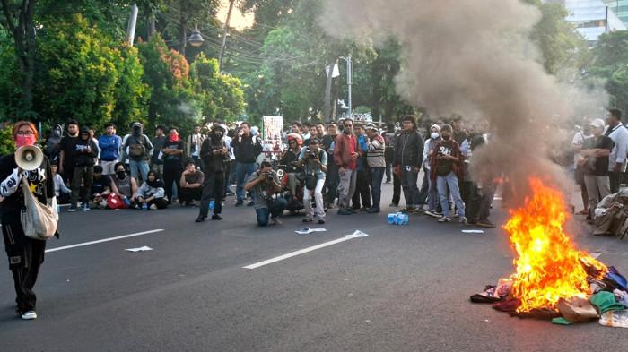 UNJUK RASA - Ratusan massa yang tergabung dalam Front Anti Kapitalisme menggelar unjuk rasa bertajuk 