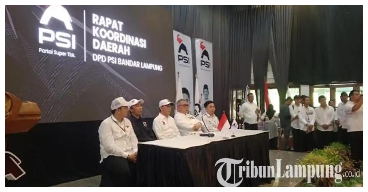 PIMPIN RAKORDA PSI - Presiden ke-7 RI Joko Widodo ( Jokowi ) saat Rakorda DPD PSI Bandar Lampung, di Pondok Rimbawan, Bandar Lampung, Sabtu (27/6/2026). Dalam kesempatan itu, Jokowi secara gamblang menegaskan bahwa PSI tidak sedang mengincar target recehan atau sekadar pemanis dekorasi politik pada Pemilu 2029.
