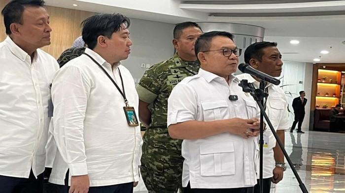 KAWAL KASUS PENYEKAPAN - Kepala Staff Kepresidenan Republik Indonesia Jendral TNI (Purn) Dudung Abdurachman mengunjungi YTR (29) korban penganiayaan dan penyekapan, yang saat ini masih mendapat perawatan instesif di Gedung Ibu dan Anak, Rumah Sakit Hasan Sadikin (RSHS) Bandung, Kamis (25/6/2026) malam. Presiden RI, Prabowo Subianto, kecam kasus penyekapan YTR, korban alami kebutaan permanen di Bandung, kawal ketat hingga tuntas melalui jalur hukum.