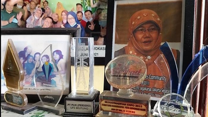 FOTO KENANGAN - Deretan foto kenangan almarhumah Muslimah Hafsari binti A. Kadir atau Bu Mus semasa hidup yang terpajang di kediamannya di Desa Gantung, Kecamatan Gantung, Belitung Timur, Sabtu (27/6/2026). Sosok guru yang menginspirasi lahirnya kisah Laskar Pelangi tersebut dinyatakan berpulang dalam usia 74 tahun di RSUD Muhammad Zein setelah sempat mendapatkan perawatan intensif selama tiga minggu akibat sakit tumor yang dideritanya.
