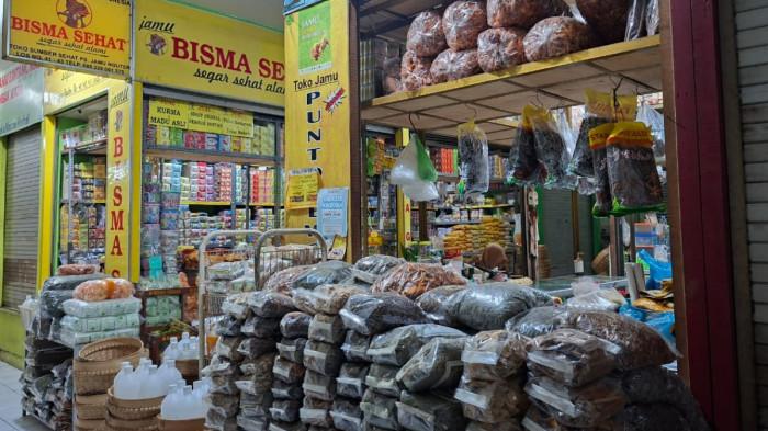 UBARAMPE - Kios di Pasar Jamu Nguter Kabupaten Sukoharjo menjajakan segala kebutuhan jamu dari bahan segar, bahan kering, peralatan tradisional, hingga kebutuhan dagang penjual jamu keliling.