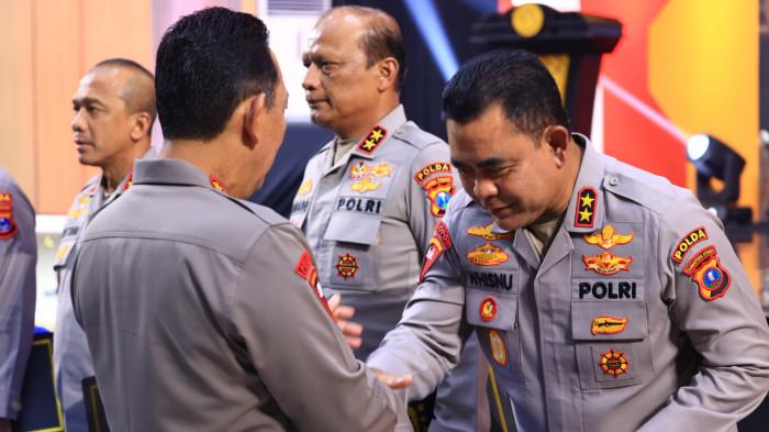 Momen Kapolda Sumut Irjen Whisnu Hermawan Februanto mendapat penghargaan dari Kapolri Jenderal Listyo Sigit Prabowo, Selasa (12/5/2026). Penghargaan diberikan karena Irjen Whisnu membawa Polda Sumut kriteria Polda terbaik mengelola, menambah aset yang bisa dimanfaatkan untuk masyarakat.
