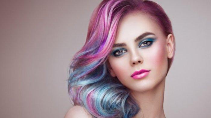 Ilustrasi wanita yang gemar gonta-ganti warna rambut dengan menggunakan hair color spray.