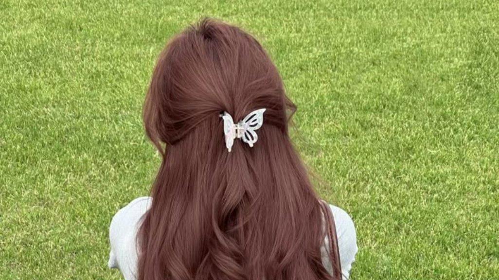 Ilustrasi rambut yang diwarnai tetap terlihat sehat.