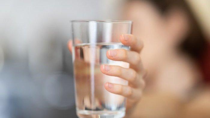Minum air putih saat diet agar tubuh terhidrasi.