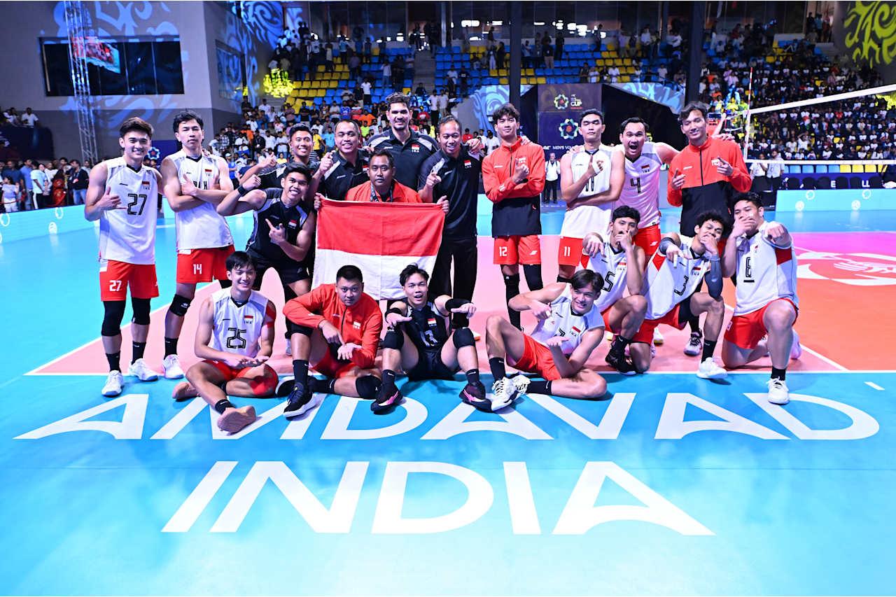 FOTO SKUAD - Timnas Voli Putra Indonesia berfoto setelah mengalahkan India 3-2 di Veer Savarkar Sports Complex, Ahmedabad, India, Sabtu (27/6) malam WIB dan memastikan diri lolos ke final AVC Men's Cup 2026.