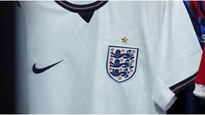 JERSEY TIMNAS INGGRIS - Jersey Timnas Inggris di Piala Dunia 2026 yang dipajang di Solo Soccer, Manahan, Surakarta, Jawa Tengah, pada Minggu, 31 Mei 2026.