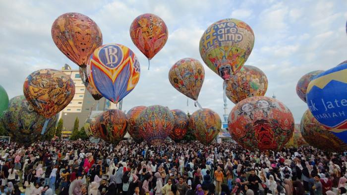 BALON UDARA UMP - Ribuan orang menikmati Festival Balon Udara di Universitas Muhammadiyah Purwokerto (UMP), Kabupaten Banyumas, Jawa Tengah, Minggu (28/6/2026). Event ini menyedot perhatian ribuan masyarakat, termasuk wisatawan dari luar daerah.