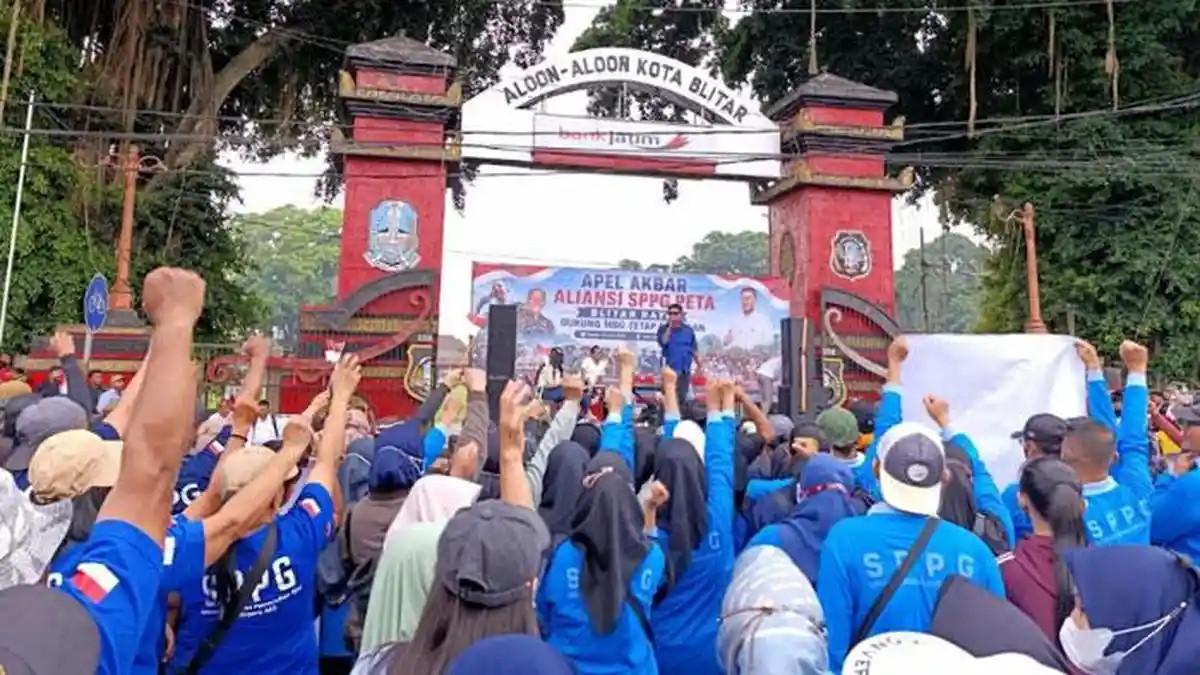 POLEMIK PROGRAM MBG - Para relawan SPPG Blitar Raya menggelar aksi mendukung program MBG dilanjutkan di Alun-alun Kota Blitar, Sabtu (27/6/2026).
