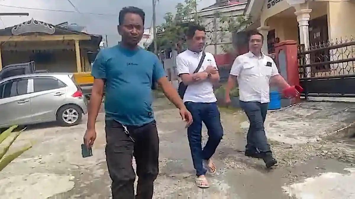 PENGANIAYAAN CADDY GOLF - Pelaku penganiayaan seorang caddy golf berinisial FP (baju putih pakai tas selempang hitam) saat ditangkap Satreskrim Polres Metro Tangerang Kota di Kecamatan Kemiling, Kota Bandar Lampung, Lampung, Jumat (26/6/2026).