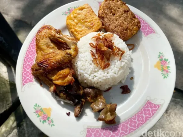 Sejak 1970! Warung Nasi Uduk Ini Punya Ayam Goreng Kalasan Enak