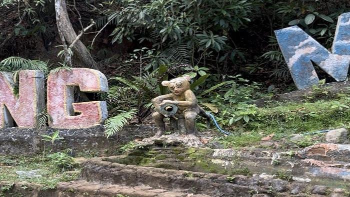 PATUNG MENTILIN — Patung Mentilin berdiri di pintu masuk Wisata Alam Gunung Mangkol, Desa Terak, Kecamatan Simpang Katis, Kabupaten Bangka Tengah, sebagai ikon sekaligus simbol konservasi satwa endemik Bangka Belitung. Keberadaan patung dan papan informasi Mentilin menyambut setiap pengunjung sebelum memasuki kawasan hutan yang masih menjadi habitat alami primata bermata besar tersebut.