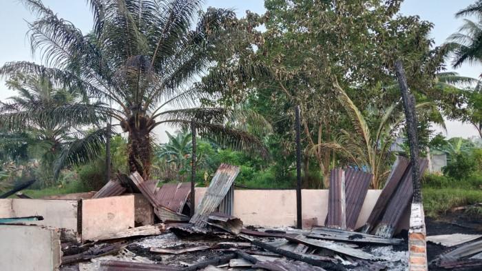KEBAKARAN SD - Bangunan SD Inpres Paraili, Kecamatan Topoyo, Kabupaten Mamuju Tengah ludes terbakar menyisakan puing-puing material, Minggu (28/6/2026). (Sandi/Tribunsulbar)