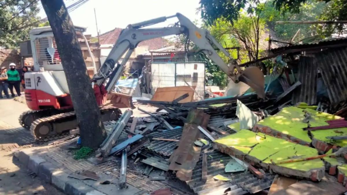 PKL BANDUNG - PKL Bandung terdampak penertiban tanpa relokasi, kini beralih ke jualan online demi bertahan hidup.