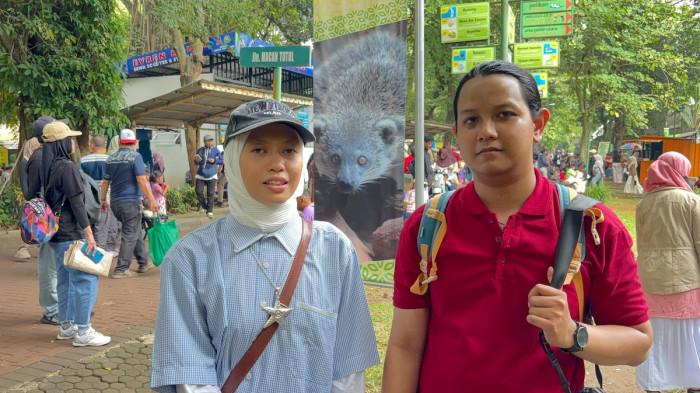 PENGUNJUNG RAGUNAN -  Dua warga Jakarta, Isyam dan Nazmi menikmati liburan ke Ragunan dengan biaya masuk gratis rasakan HUT Jakarta ke-499 tahun, Minggu (28/6/2026)