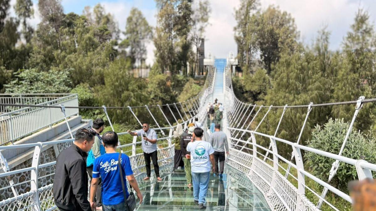 WISATA PROBOLINGGO - Jembatan Kaca Seruni Point Bromo Sepanjang 83 Meter, Hanya Tampung 40 Pengunjung Sekaligus